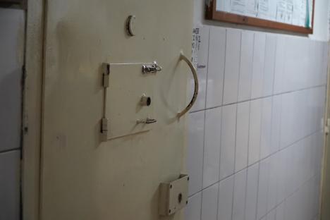 Viața la pârnaie: Cum trăiesc deținuții în Penitenciarul din Oradea (FOTO / VIDEO)