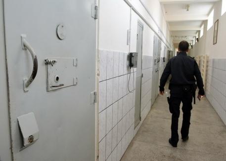 Un deţinut de 24 de ani din Penitenciarul Oradea s-a spânzurat cu... ață cerată! Era închis pentru viol