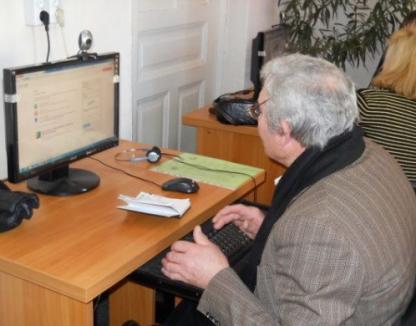 Seniorii Oradiei pot învăţa gratuit cum să folosească un calculator