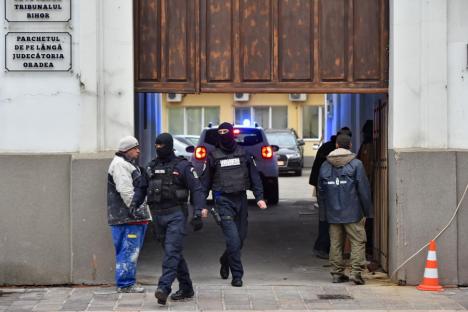 Poliţiştii de frontieră reţinuţi la Vama Borș sunt liberi. Tribunalul Bihor a amânat o zi judecarea cererii de arestare