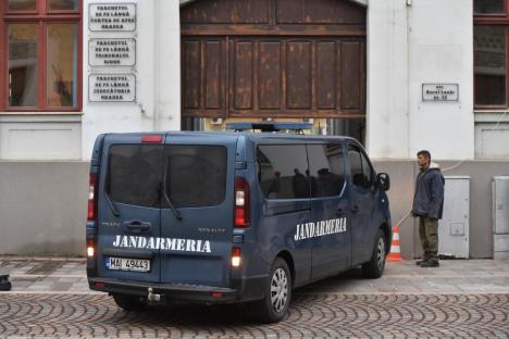 Percheziții în vama Borş. DGA și Parchetul Bihor caută dovezi într-un dosar de corupţie (FOTO)