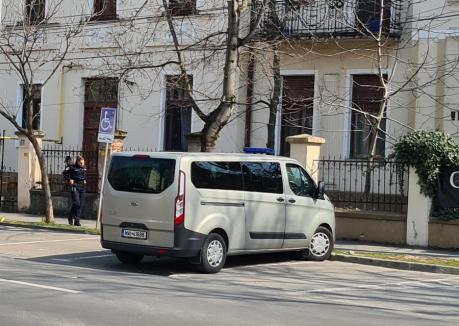 EXCLUSIV: Descindere DIICOT la locuinţa fostei şefe a Serviciului de Protecţie Internă Bihor şi în biroul soţului ei, adjunctul şefului Poliţiei Oradea (FOTO/VIDEO)