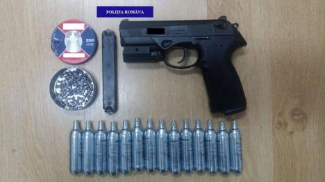 Percheziţii la Ştei: Un tânăr de 32 de ani s-a ales cu dosar penal pentru contrabandă cu arme şi muniţii (FOTO)