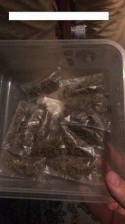 Percheziții DIICOT într-un dosar de trafic de droguri: 2,7 kilograme de cannabis şi peste 100.000 lei ridicaţi din casa unui orădean (FOTO)