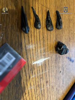 Percheziţii în Oradea: Trei bihoreni şi un ieşean au fost arestaţi după ce au fost prinşi că vindeau canabis, cocaină şi MDMA (FOTO)