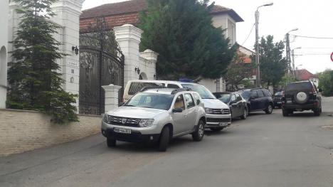 Percheziţii ample în cartierul VIP-urilor din Oradea. În vizor: celebrul Victoraş Micula (FOTO / VIDEO)
