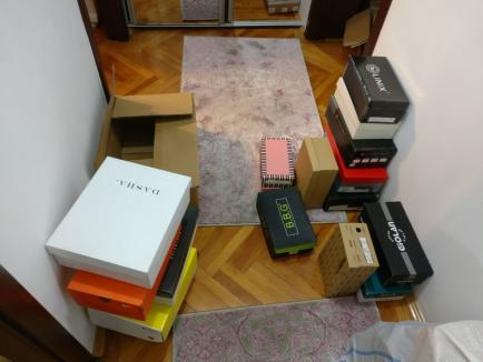 Percheziții în Oradea: Militar prins că vindea pe OLX haine și cosmetice furate! (FOTO)