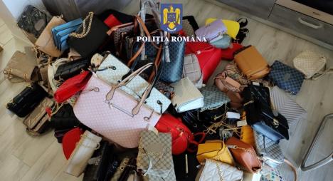Percheziţii în Oradea şi Sântandrei: Peste 3.000 de poşete şi accesorii pentru telefoane mobile contrafăcute au fost confiscate de la doi tineri (FOTO)