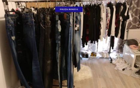 Percheziţii în Sânmartin: Doi orădeni au fost prinşi că vindeau pe OLX haine contrafăcute ale unor mărci precum Versace, Philipp Plein şi Givenchy (FOTO)