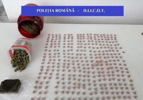 Captură DIICOT în Marghita: Au fost confiscate aproape 1.000 de pastile de ecstasy și amfetamine, cantităţi de canabis, rezină de canabis și ţigări nemarcate. Două persoane au fost reţinute