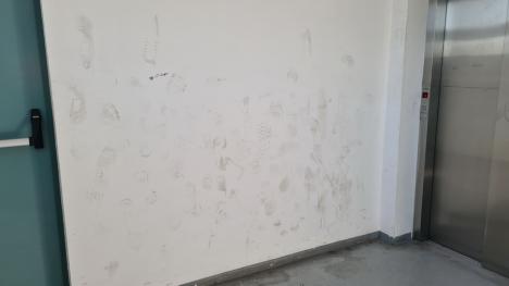 Ne enervează: Needucații care murdăresc pereții cu picioarele (FOTO)