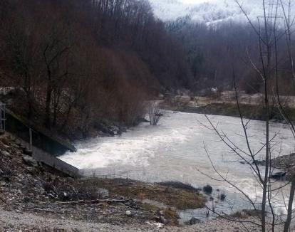 Infiltrații în barajul Leșu: Centrala hidroelectrică din aval, în pericol de inundare (FOTO)