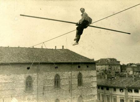 Acrobat pe cer! Spectacol periculos în Oradea: a mers pe sârmă între clădirea Primăriei și biserica de vizavi