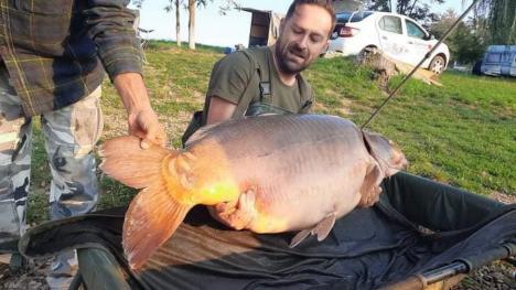 Un pescar din Oradea a doborât recordul naţional la crap! Câte kilograme a avut captura (FOTO / VIDEO)