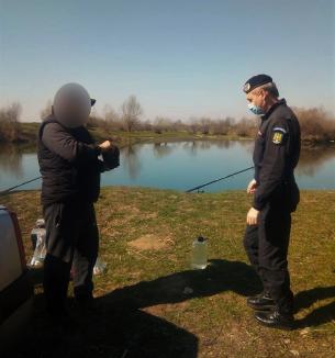 Au “pescuit” câte o amendă! Pescari bihoreni, sancţionaţi de Jandarmerie (FOTO)