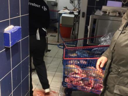 Control la Carrefour Lotus după ce un client a publicat o fotografie cu peşti tăiaţi şi puşi la grămadă într-un cărucior 