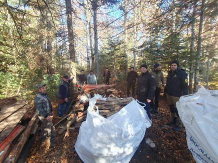 Ghețarul se topește și ies la iveală gunoaiele: 10 tone de mizerii, scoase din peștera Scărișoara (FOTO/VIDEO)