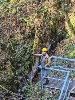 Ghețarul se topește și ies la iveală gunoaiele: 10 tone de mizerii, scoase din peștera Scărișoara (FOTO/VIDEO)