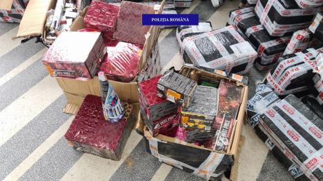 Descoperire „explozivă” făcută de polițiștii din Bihor: Peste 7 tone de petarde, baterii de artificii și rachete interzise, confiscate din depozitul unei firme de curierat (FOTO)