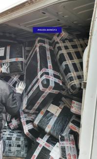 Descoperire „explozivă” făcută de polițiștii din Bihor: Peste 7 tone de petarde, baterii de artificii și rachete interzise, confiscate din depozitul unei firme de curierat (FOTO)
