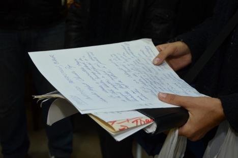 Protestatarii i-au dus prefectului Claudiu Pop o petiţie: 'Vrem guvern de tehnocraţi, tineri, cinstiţi morali' (FOTO / VIDEO )
