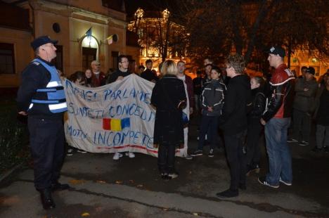 Protestatarii i-au dus prefectului Claudiu Pop o petiţie: 'Vrem guvern de tehnocraţi, tineri, cinstiţi morali' (FOTO / VIDEO )