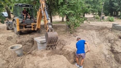 Șantierul din Parcul Petőfi: Muncitorii lucrează la alei și la rețelele subterane (FOTO)