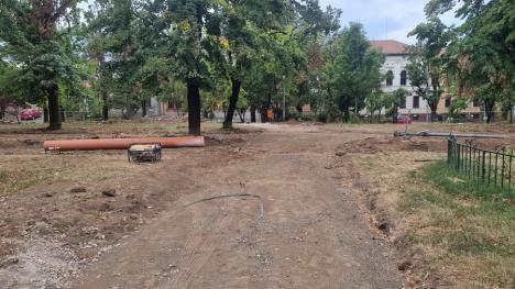 Șantierul din Parcul Petőfi: Muncitorii lucrează la alei și la rețelele subterane (FOTO)