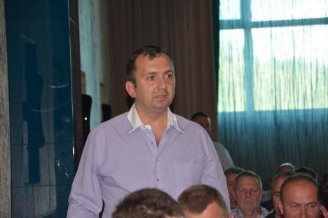 Ministrul Agriculturii, Petre Daea, vizită electorală în Oradea: S-a plimbat prin pieţe şi i-a linguşit pe fermieri (FOTO/VIDEO)