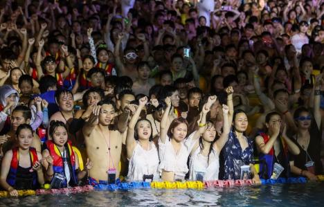 Mii de oameni înghesuiţi la o petrecere într-un aquapark din Wuhan, oraşul în care a apărut Covid-19 (FOTO / VIDEO)