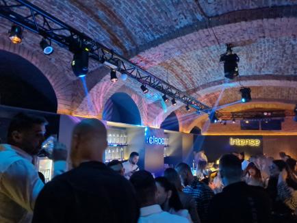 Oradea se distrează! Cluburi deghizate în cafenele în Pasajul Vulturul Negru, petreceri cu aglomeraţii şi show-uri pe bar (FOTO / VIDEO)