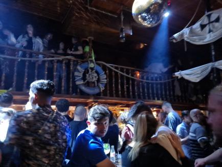 Oradea se distrează! Cluburi deghizate în cafenele în Pasajul Vulturul Negru, petreceri cu aglomeraţii şi show-uri pe bar (FOTO / VIDEO)