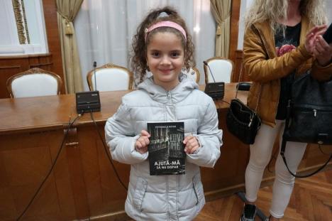 Orădence în lacrimi: Petronela Rotar le-a citit fanilor fragmente emoționante din cărțile sale  (FOTO)