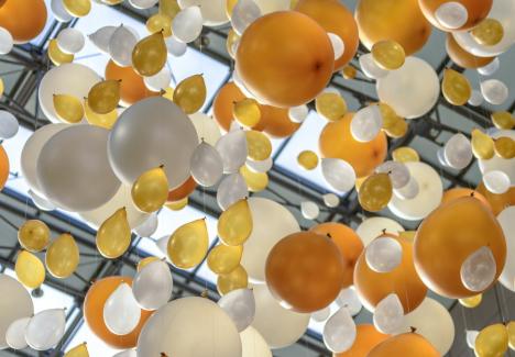 Expoziţie cu instalaţii din baloane colorate la galeriile din Cetatea Oradea