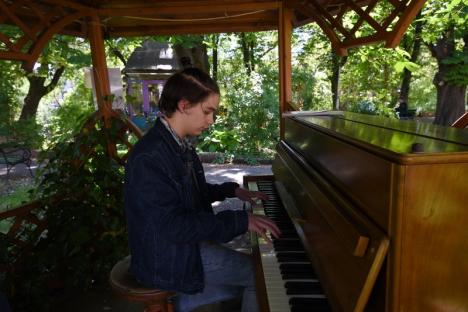 Libertate la... pianină: Orădeni talentaţi umplu Parcul Libertăţii cu muzică (FOTO / VIDEO)