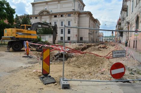 Strada Madach Imre din centrul Oradiei a fost închisă şi spartă. Va fi pietonală (FOTO)