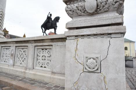 Piața crăpăturilor: Balustrada care înconjoară platoul statuii Regelui Ferdinand e plină de lipituri (FOTO)