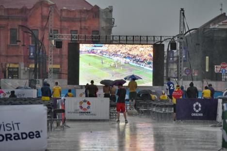 „Generația de suflet” a calificat România în optimi la Euro 2024. Orădenii au sărbătorit în stradă (FOTO/VIDEO)