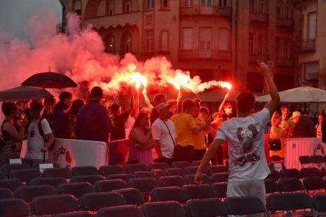 „Generația de suflet” a calificat România în optimi la Euro 2024. Orădenii au sărbătorit în stradă (FOTO/VIDEO)