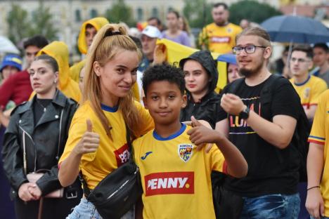 „Generația de suflet” a calificat România în optimi la Euro 2024. Orădenii au sărbătorit în stradă (FOTO/VIDEO)