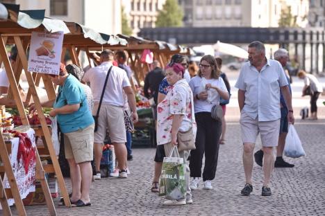 Dimineață la piață: Și clienții, și producătorii se arată mulțumiți de piața volantă din centrul Oradiei (FOTO)