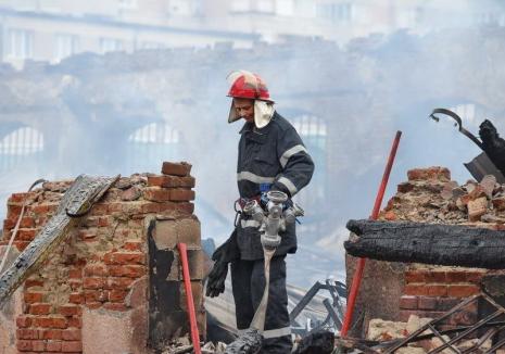 Dosar penal pentru distrugere din culpă după teribilul incendiu de la Piaţa Cetate din Oradea. Raportul pompierilor nu e gata