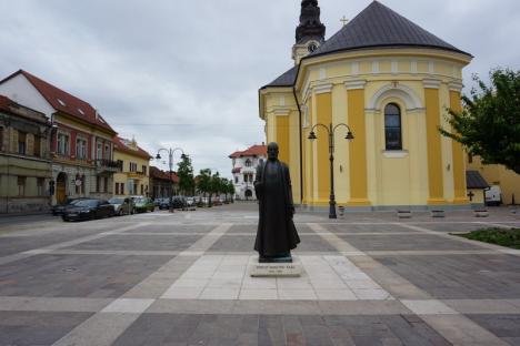 Lucrările de amenajare a piaţetei din jurul Catedralei Sfântul Nicolae din Oradea au fost finalizate (FOTO)