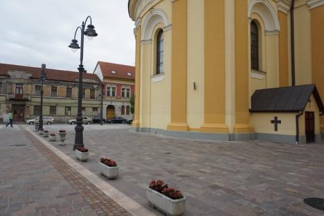 Lucrările de amenajare a piaţetei din jurul Catedralei Sfântul Nicolae din Oradea au fost finalizate (FOTO)