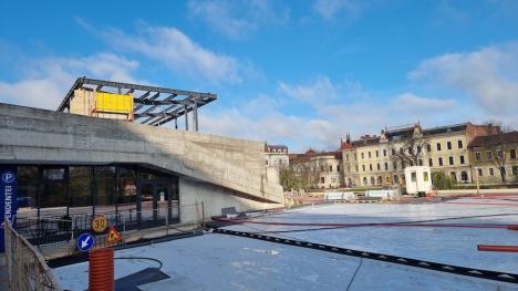 Piațeta Independenței din Oradea prinde contur. Constructorii toarnă șapa deasupra parcării subterane (FOTO)