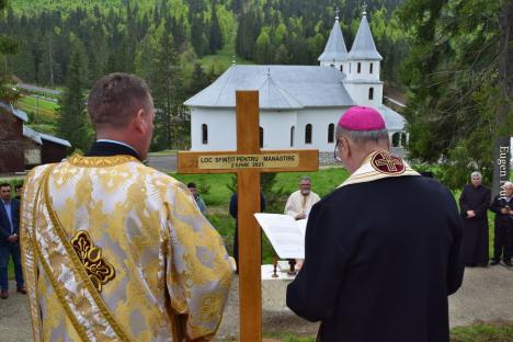 S-a pus piatra de temelie a unei mănăstiri greco-catolice la Stâna de Vale (FOTO)