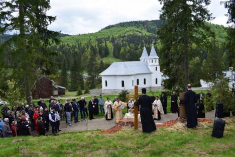 S-a pus piatra de temelie a unei mănăstiri greco-catolice la Stâna de Vale (FOTO)