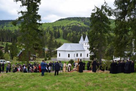 S-a pus piatra de temelie a unei mănăstiri greco-catolice la Stâna de Vale (FOTO)