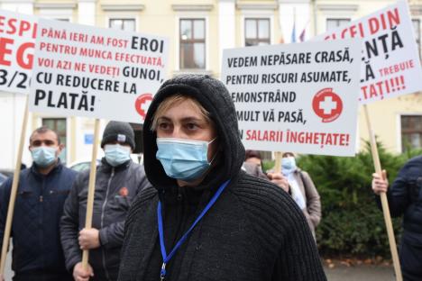 Lucrătorii auxiliari din spitale şi centrele sociale au pichetat Prefectura, nemulţumiţi de îngheţarea salariilor şi discriminarea comparativ cu medicii şi asistentele (FOTO / VIDEO)