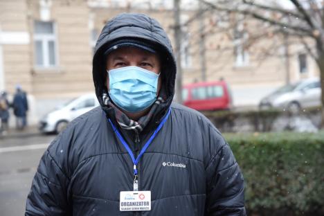 Lucrătorii auxiliari din spitale şi centrele sociale au pichetat Prefectura, nemulţumiţi de îngheţarea salariilor şi discriminarea comparativ cu medicii şi asistentele (FOTO / VIDEO)